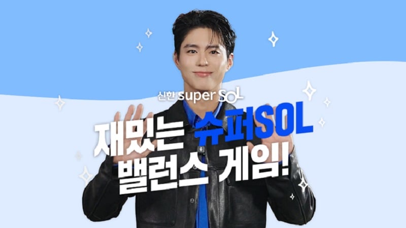 남자가 양 손 흔들고 있는 모습