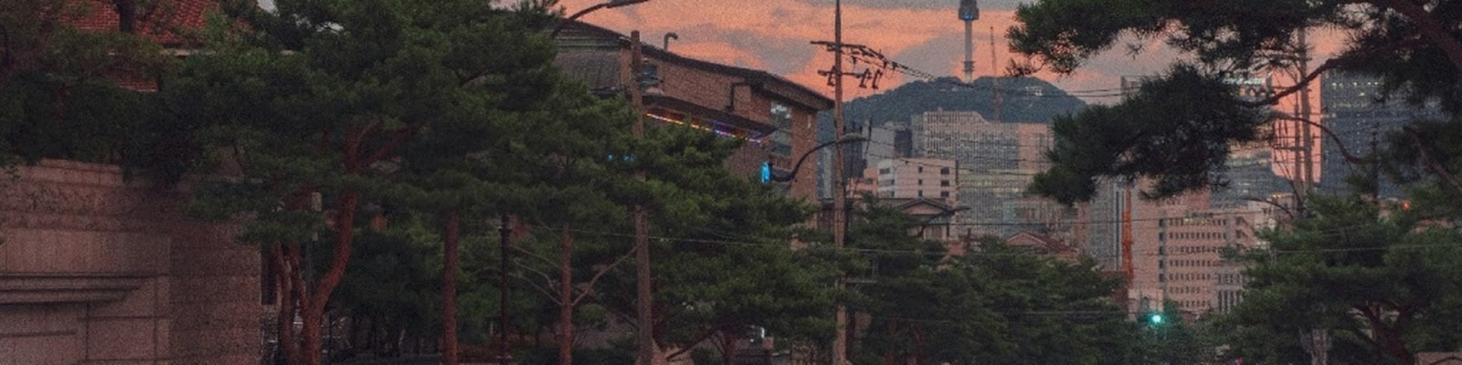 남산타워가 보이는 서울 도심 도로 장면